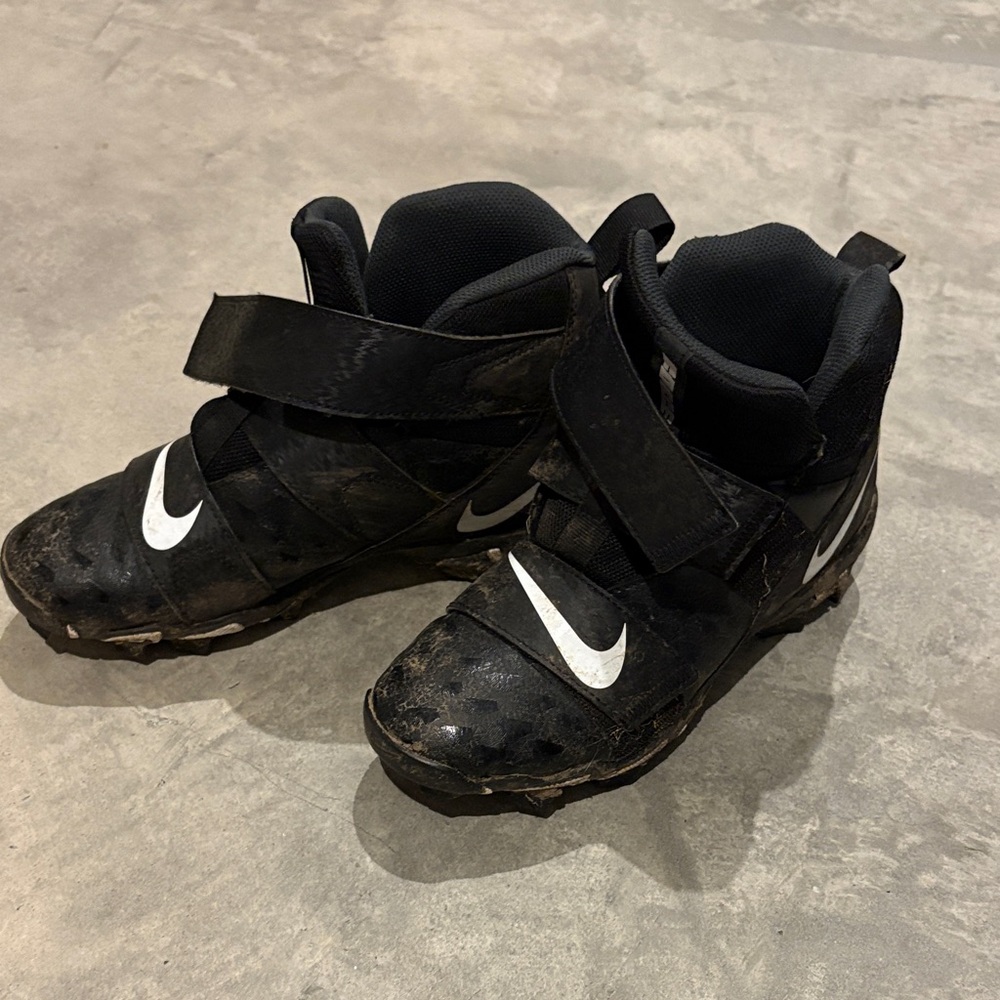 Boys size 5 Nike Football cleats